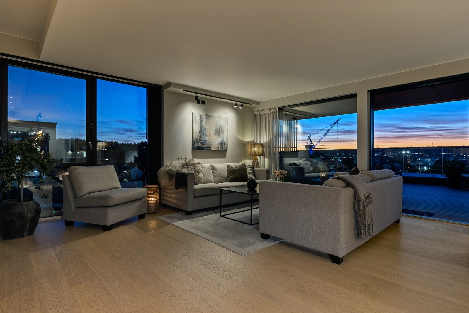 Leiligheten har 3 soverom, 2 bad, vaskerom/teknisk rom og en åpen stue/kjøkken Galleribilde