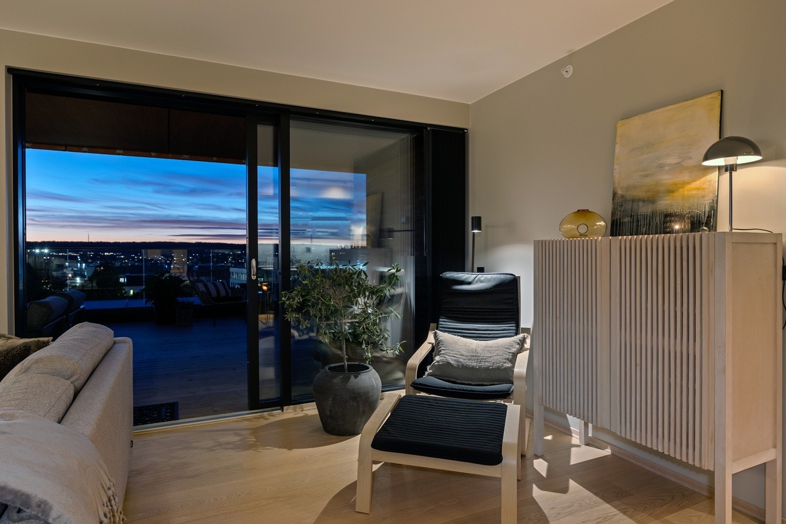 Det er utgang til terrassen fra stue og fra hovedsoverom Galleribilde