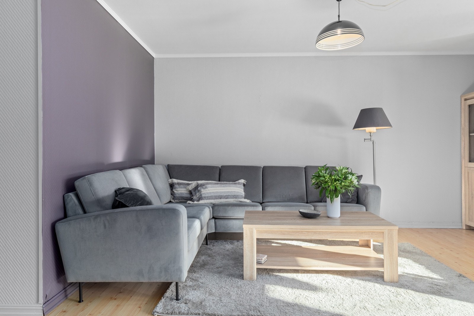 Stor åpen stue med plass til sofa- og medieløsning samt spisebord. Galleribilde