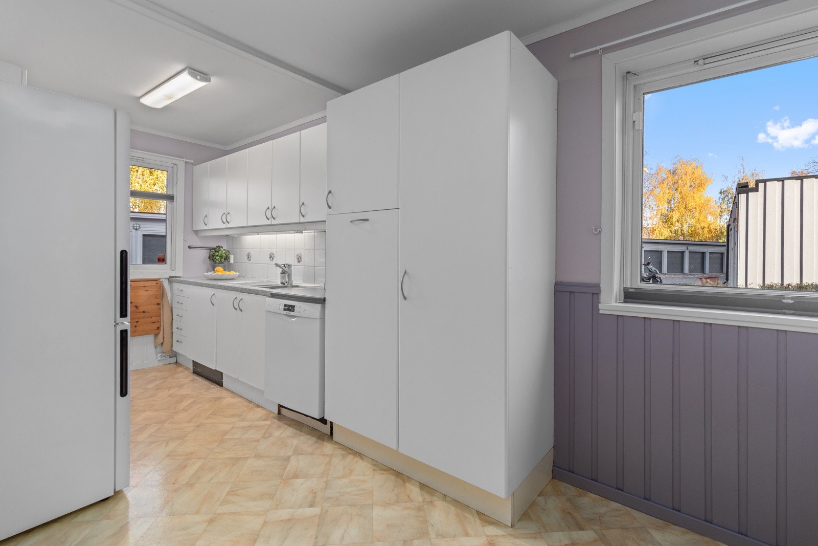 Rommet har gulv av vinylbelegg, vegger i strietapet og brystningspanel. Galleribilde