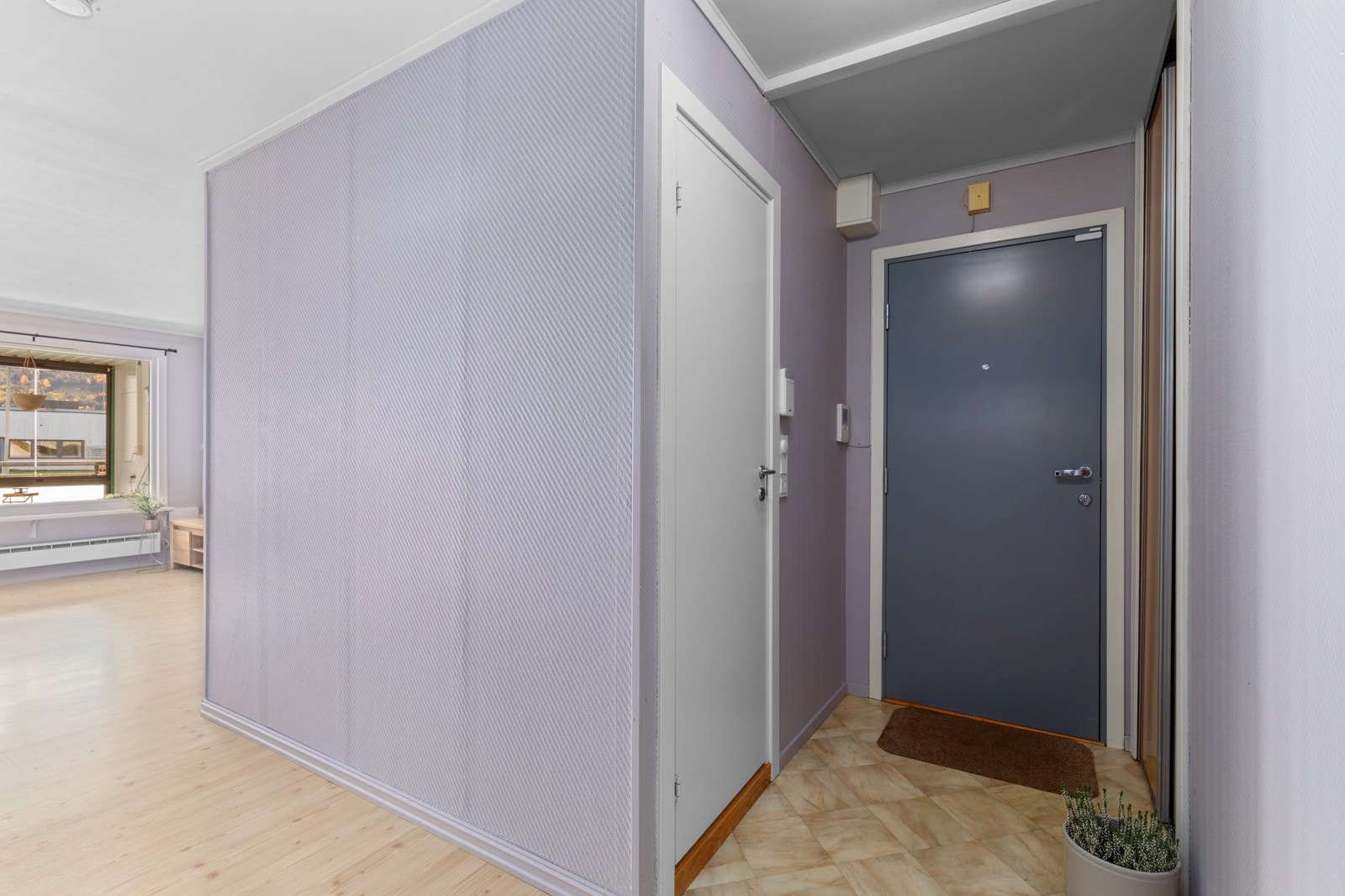 Entréen har integrert skyvedørsgarderobe med god plass til yttertøy. Galleribilde