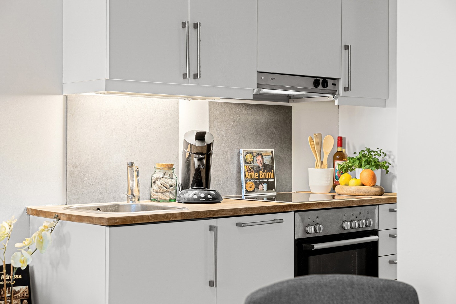 Integrert platetopp, stekeovn, oppvaskmaskin og kjøle-/fryseskap Galleribilde