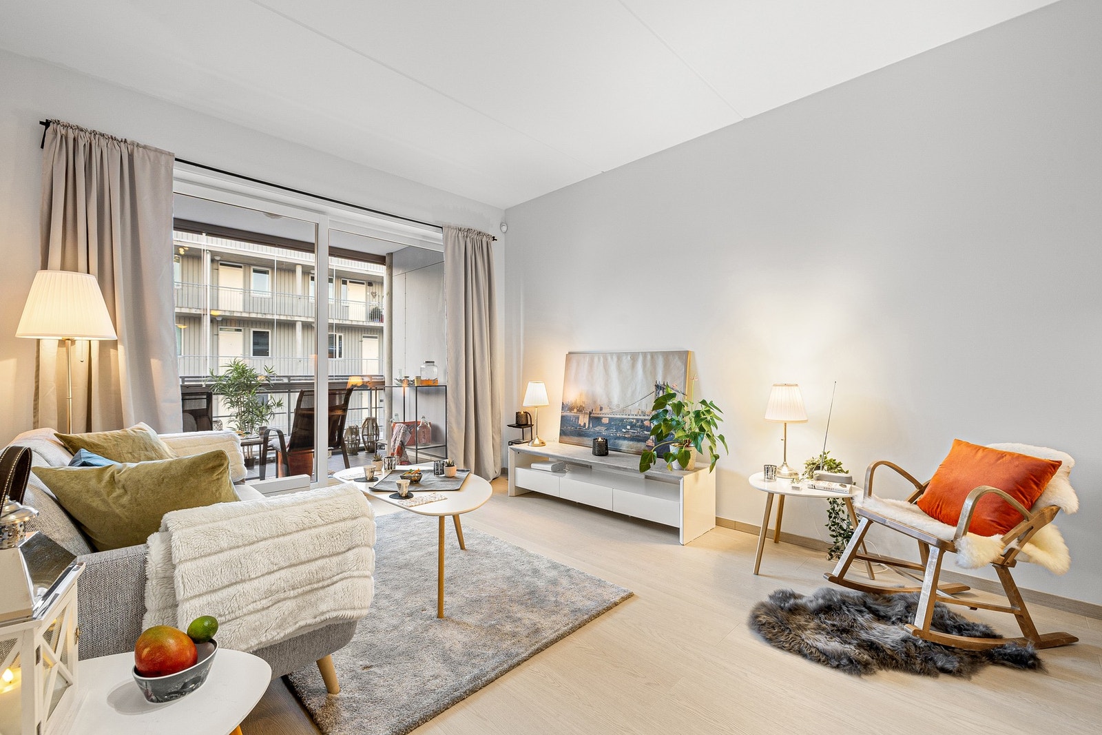 Det ble lagt nytt gulv i leiligheten og stua ble malt i forbindelse med salg Galleribilde