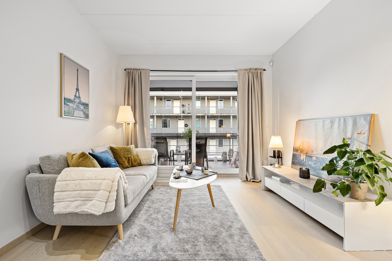 EiendomsMegler 1 ved Eystein Wullum har gleden av å presentere Wilhelm K. Størens veg 59! (Foto: Julian Nonstad/Nonstad foto) Galleribilde