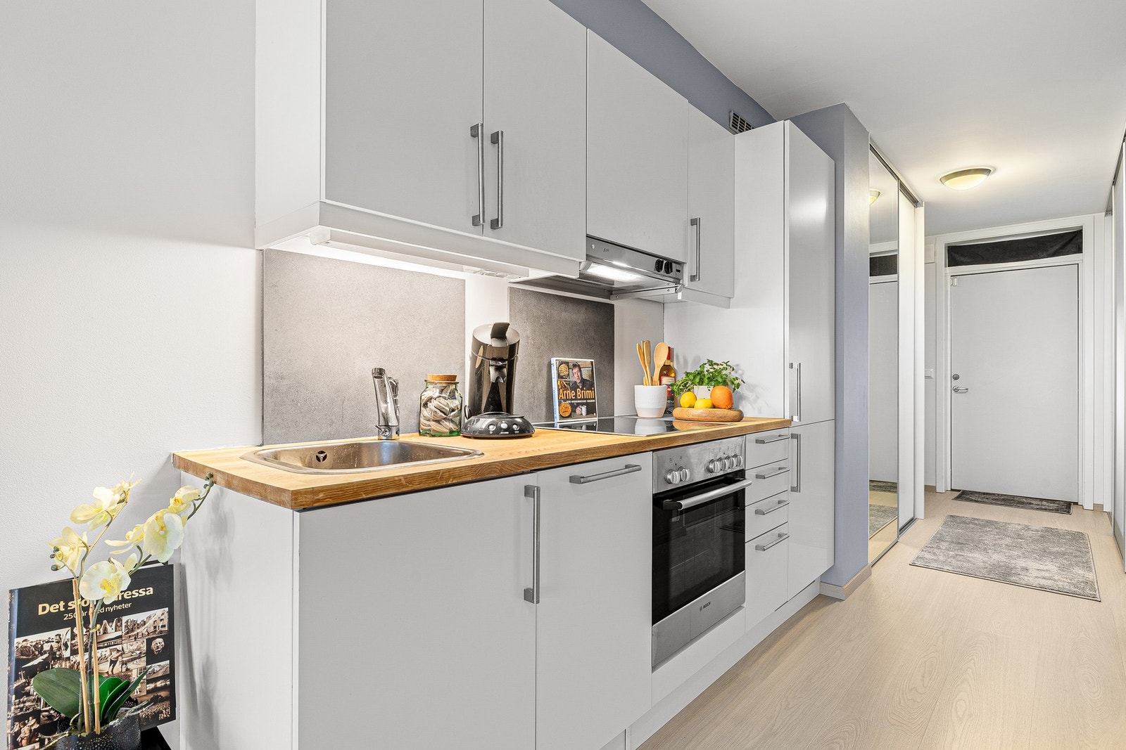 Godt med skap og benkeplass Galleribilde