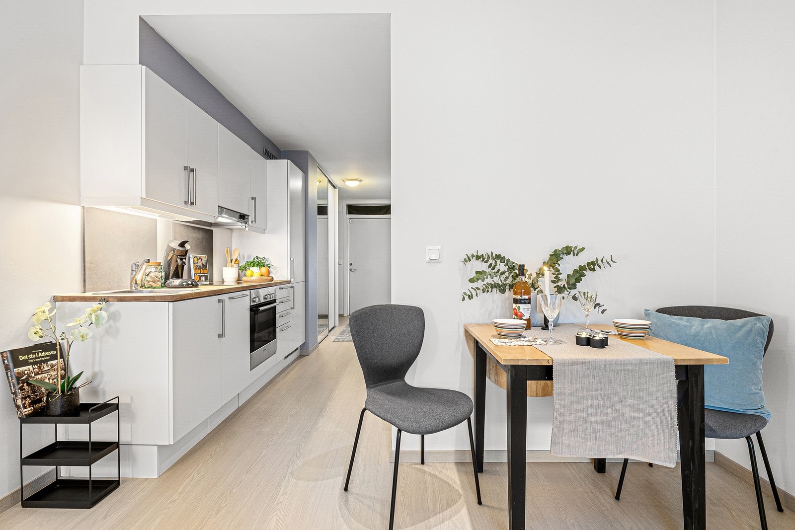 Stuas utforming og størrelse gjør at det er plass til både sofa og spisebord Galleribilde