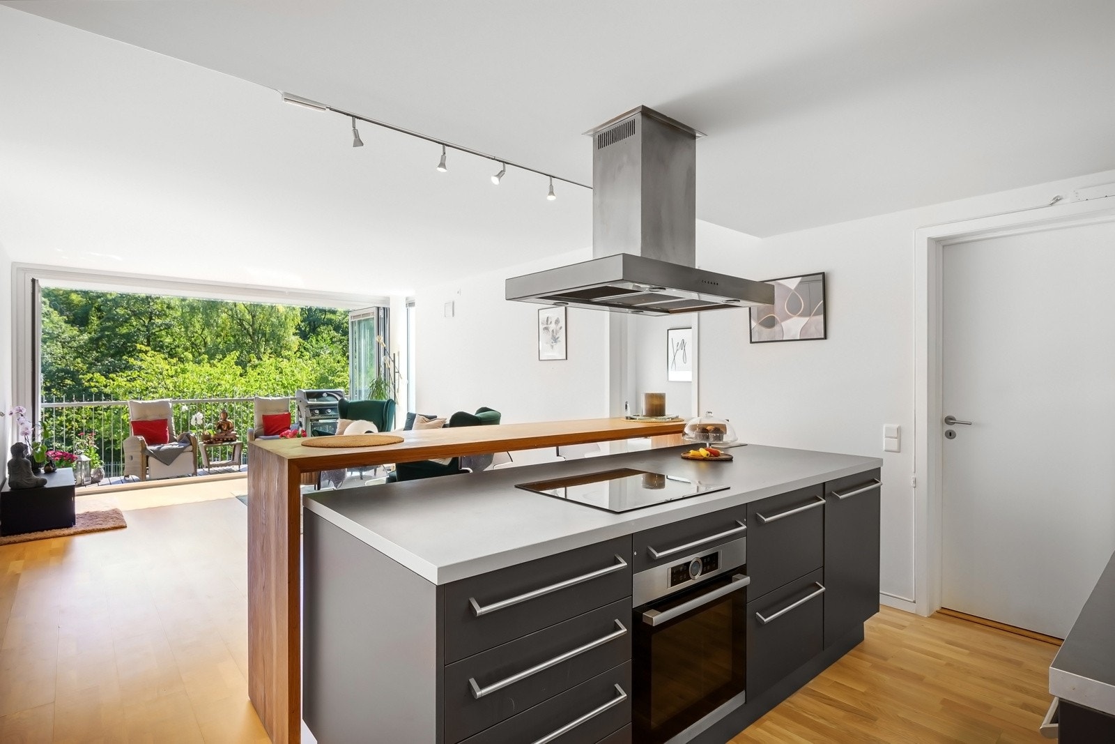 Barløsningen i heltre eik fra Hole design, står på hjul og kan dekkes på fra to sider. Galleribilde