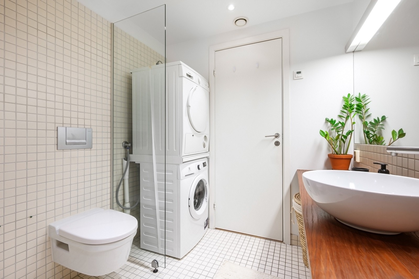 Utstyrt med vannbåren gulvvarme, downlights, romslig dusjnisje og veggmontert klosett. Galleribilde