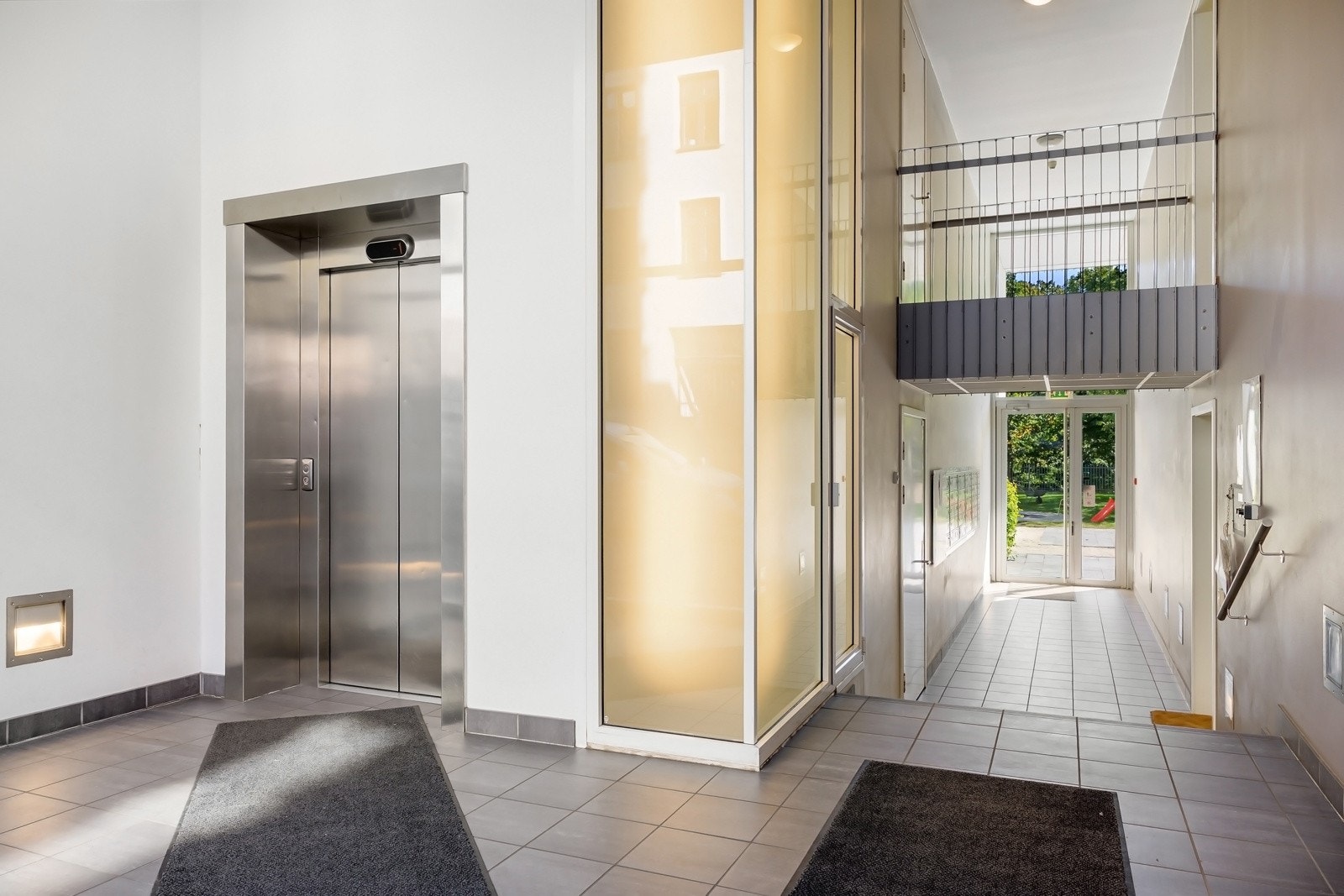 Representativt inngangspart med heis til leiligetsplan - Tidvis mulig å kjøpe/leie garasjeplass under bebyggelsen. Galleribilde