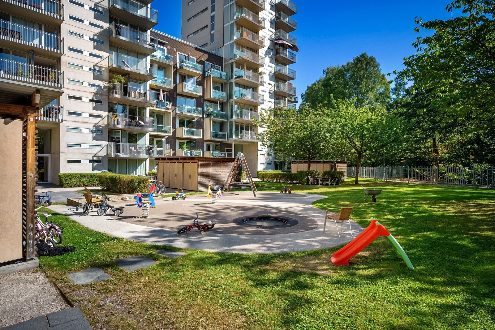 Lukket fellesområde for beboere med lekeplass, sykkelhus og flere sittegrupper. Galleribilde