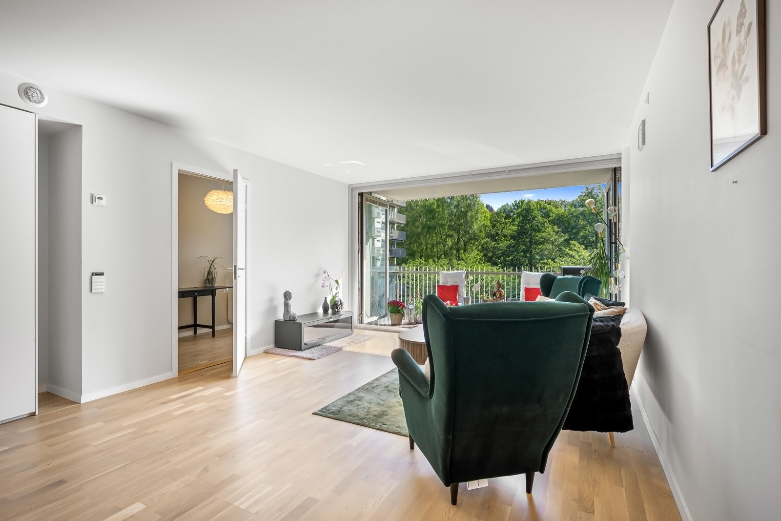 God plass til stort møblement og uhindret, frodig utsyn mot Akerselva. Galleribilde