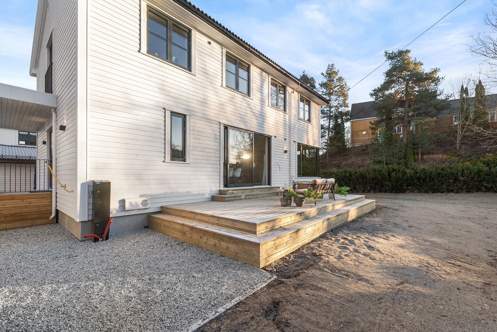 Pent opparbeidet platting med videre tilgang til den store hagen Galleribilde