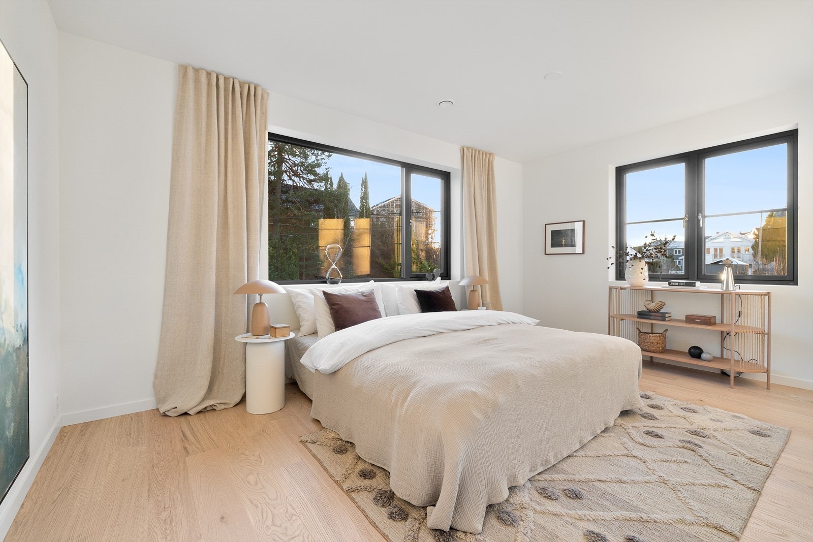 Lyst, luftig og romslig hovedsoverom med fint utsyn Galleribilde