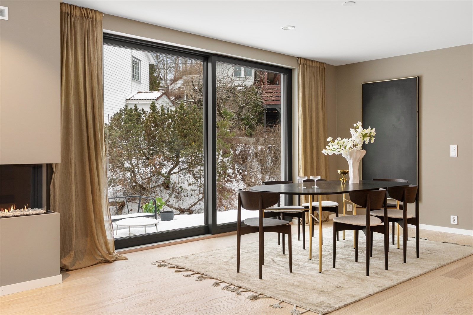 Det er god plass til stort spisebord. Tilgang til terrasse og hage via stor skyvedør Galleribilde