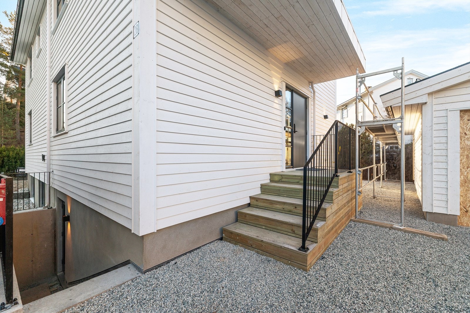 Pent opparbeidet inngangsparti med overbygg, samt egen inngang til underetasjen Galleribilde