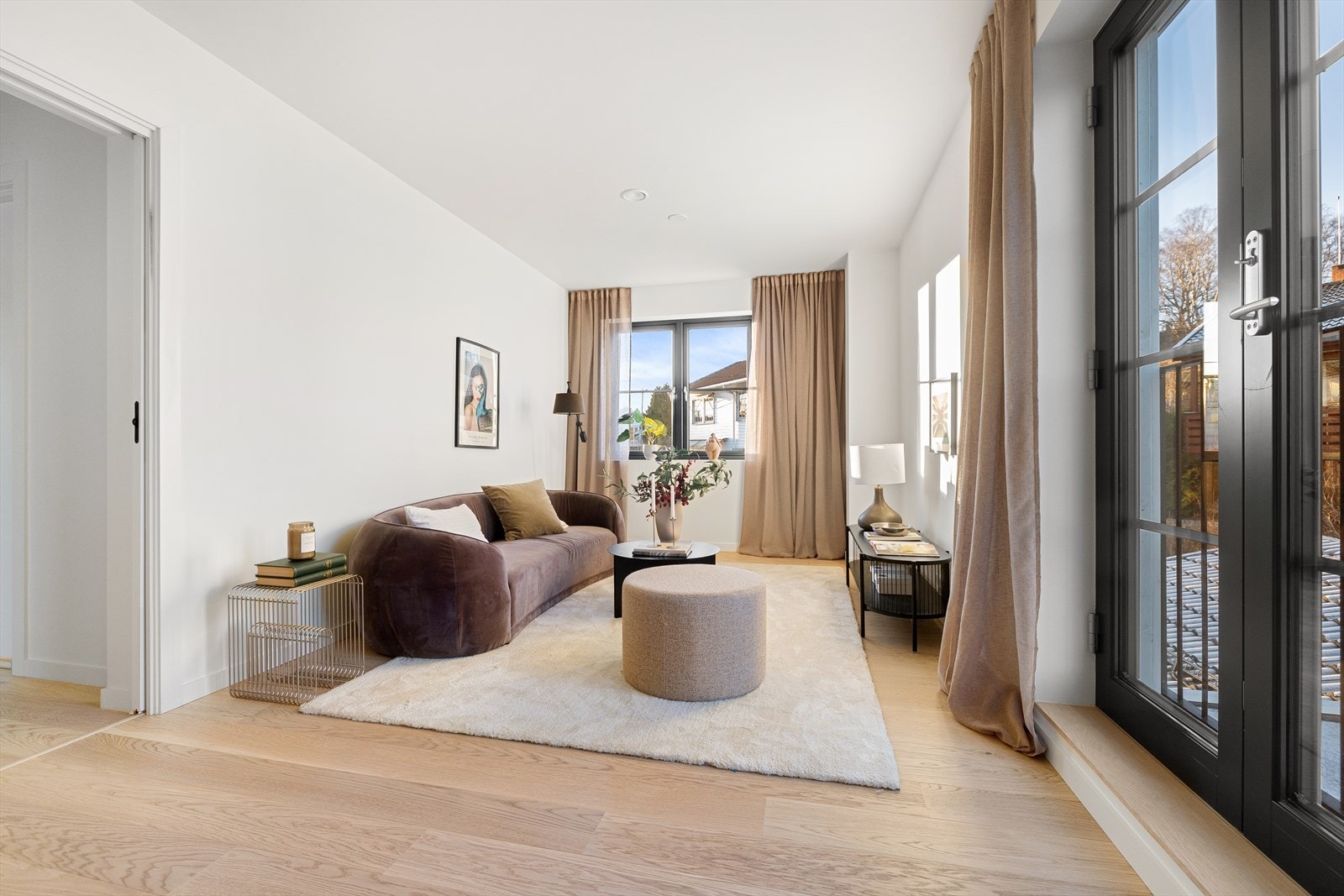 Velkommen opp i boligens 2. etasje - Her finner man en lys og fin TV-stue, 3 gode soverom, walk-in-garderobe og 2 bad Galleribilde