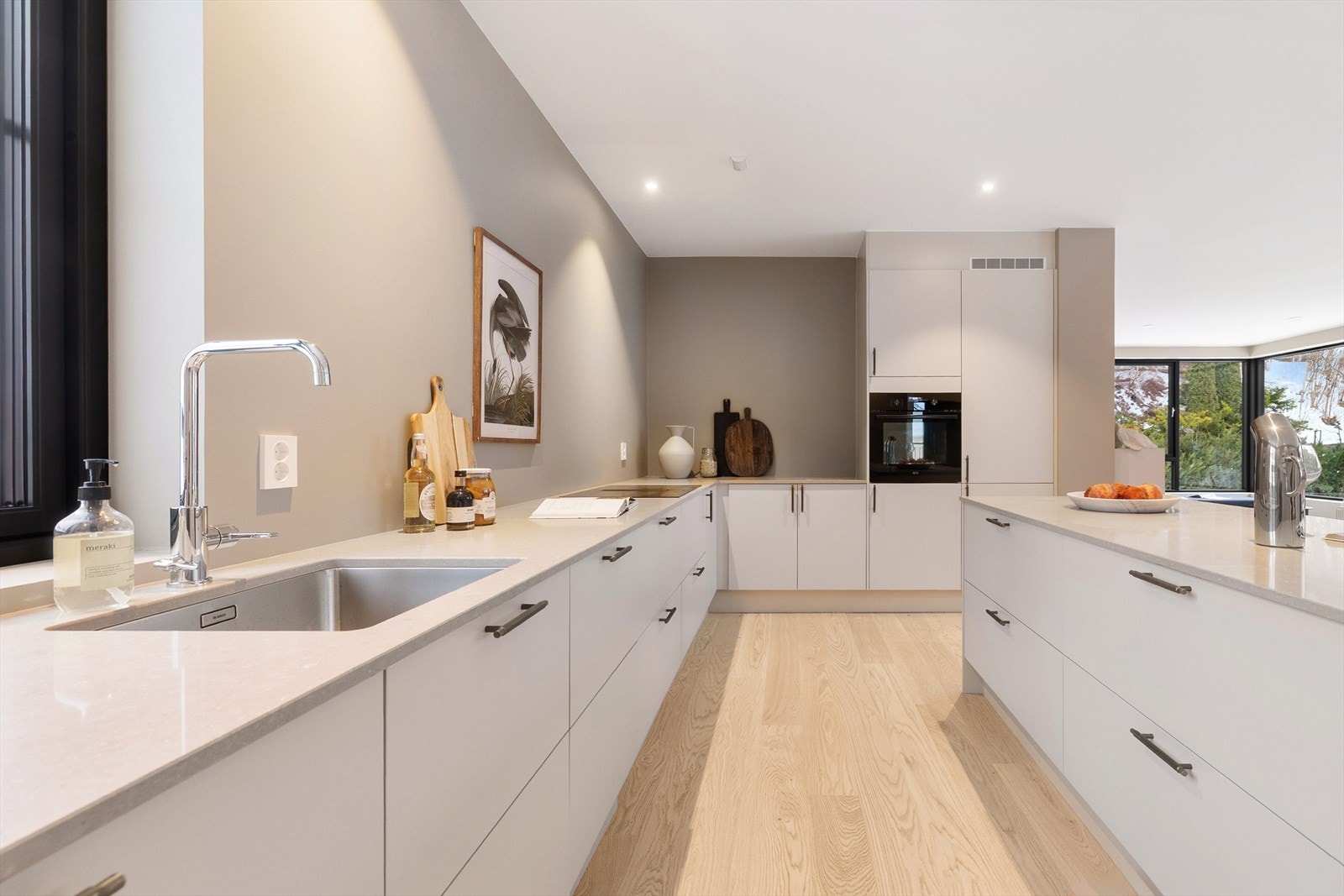 Lekker kjøkkeninnredning fra Sigdal med stor kjøkkenøy, samt rikelig med skuffer og benkeplass Galleribilde