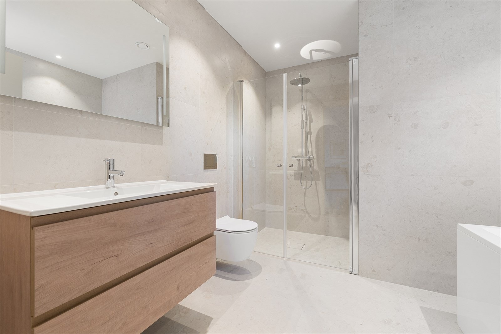 Flott bad i tilknytning til hoversoverom, tiltalende og moderne innredet Galleribilde