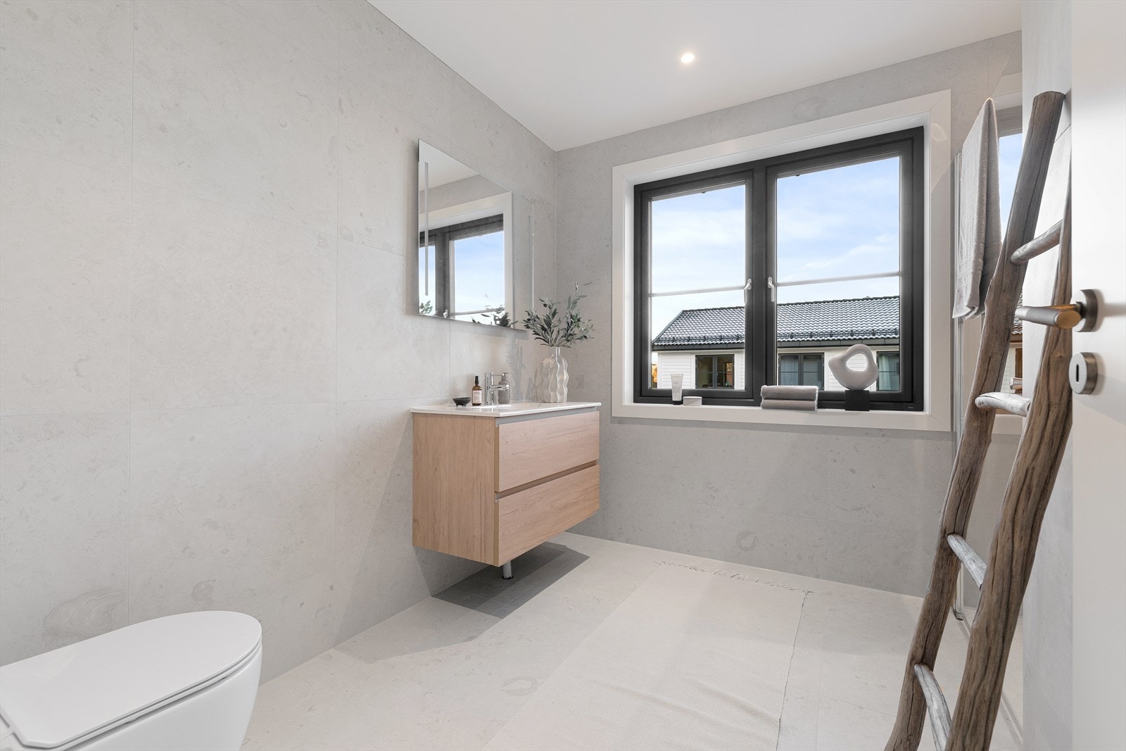 Stort og flott bad nr. 2 i 2. etasje. Også dette tiltalende og moderne innredet Galleribilde