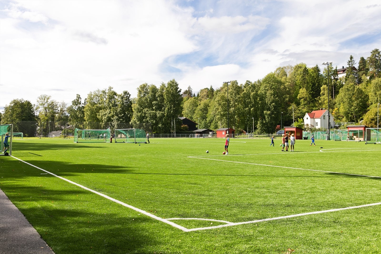 Det er gode tur- og rekreasjonsmuligheter i nærområdet med bla. Jarmyra, der det er løpetraseer, treningspark med apparater og kunstgressbane. I nærområdet finnes det også et meget godt og variert utvalg av fritidsaktiviteter Galleribilde