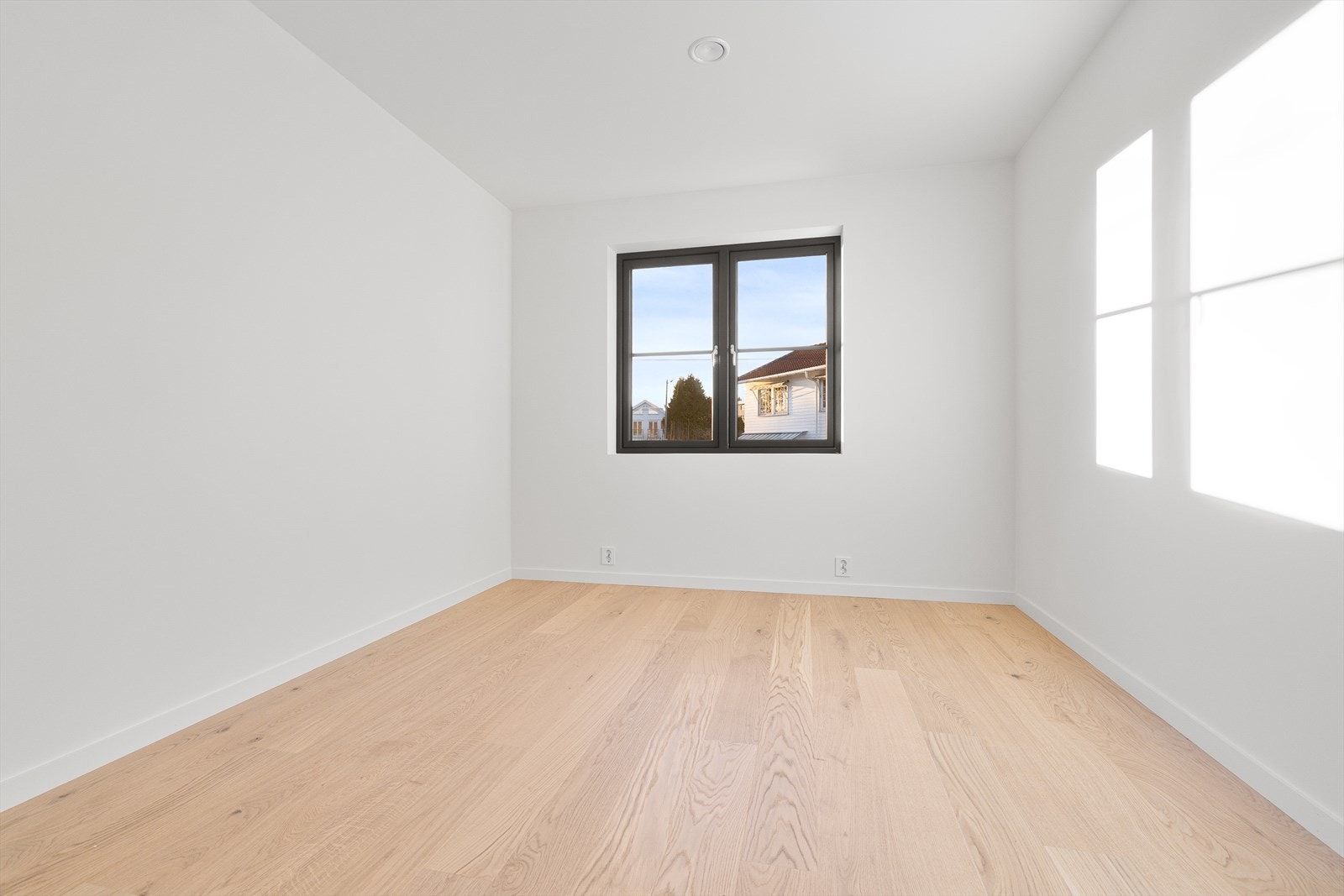 Soverom 3 - romslig og fint med god plass til seng, garderobe, kommode, skrivebord e.l. Galleribilde