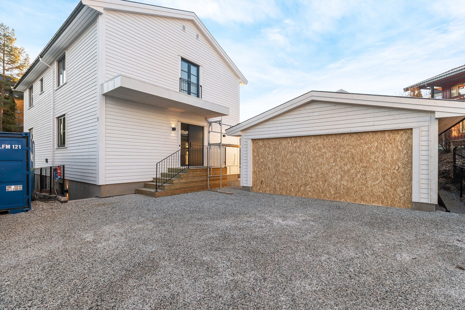 Dobbelgarasje og stor gårdsplass med plass til å parkere flere biler Galleribilde