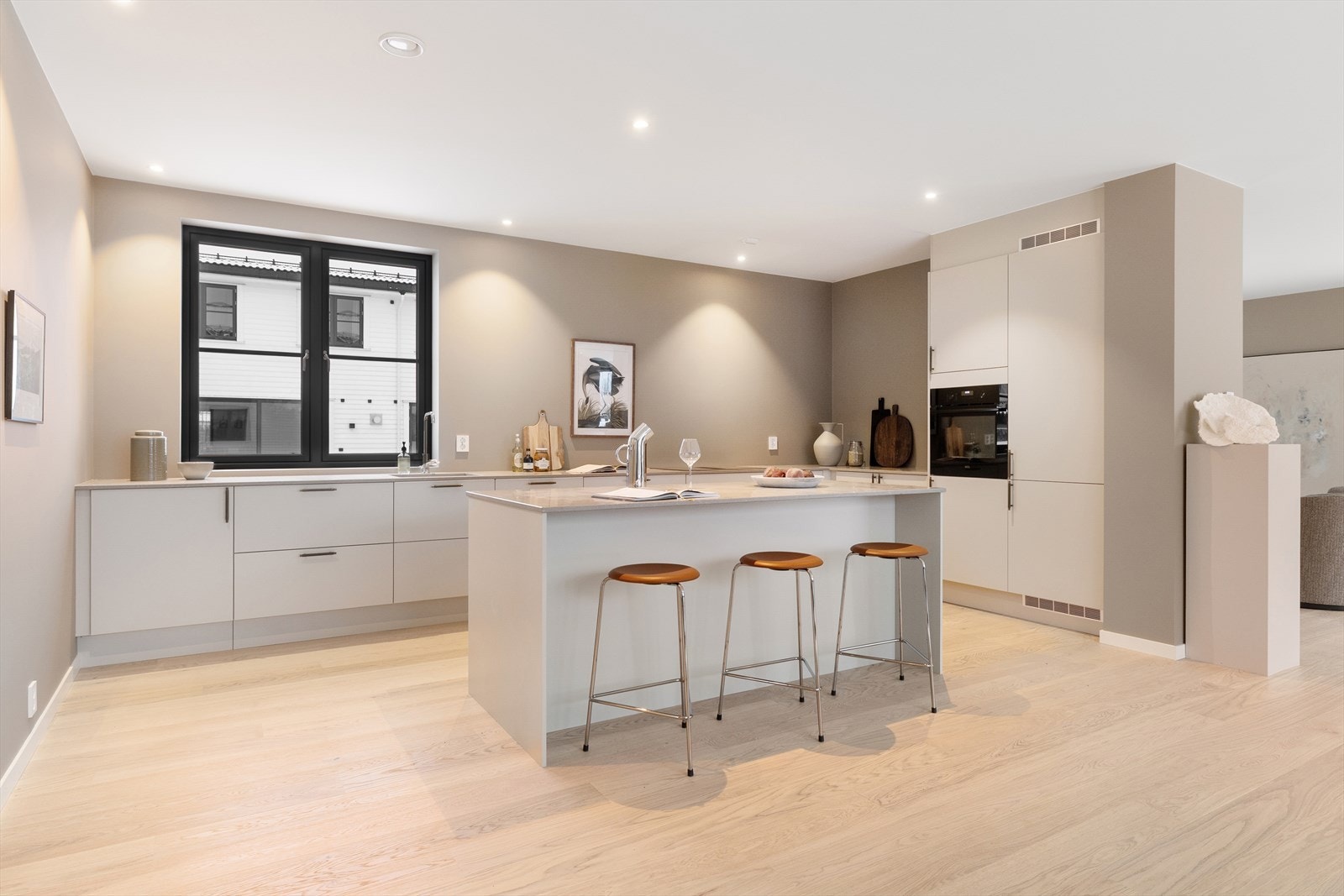 Kjøkkenet er designet og innredet med tanke på funksjonalitet, og er et meget hyggelig oppholdsrom, samt et naturlig samlingspunkt i boligen Galleribilde