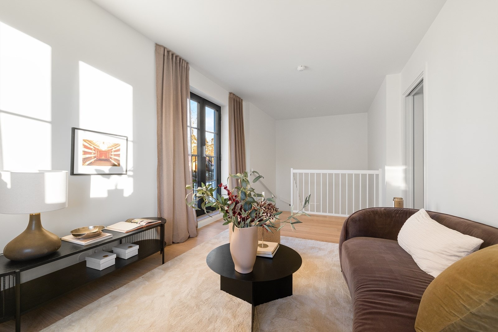 Flott oppholdsrom for barna når de har venner på besøk e.l. Boligen har for øvrig også en stor kjellerstue og mange muligheter i underetasjen Galleribilde