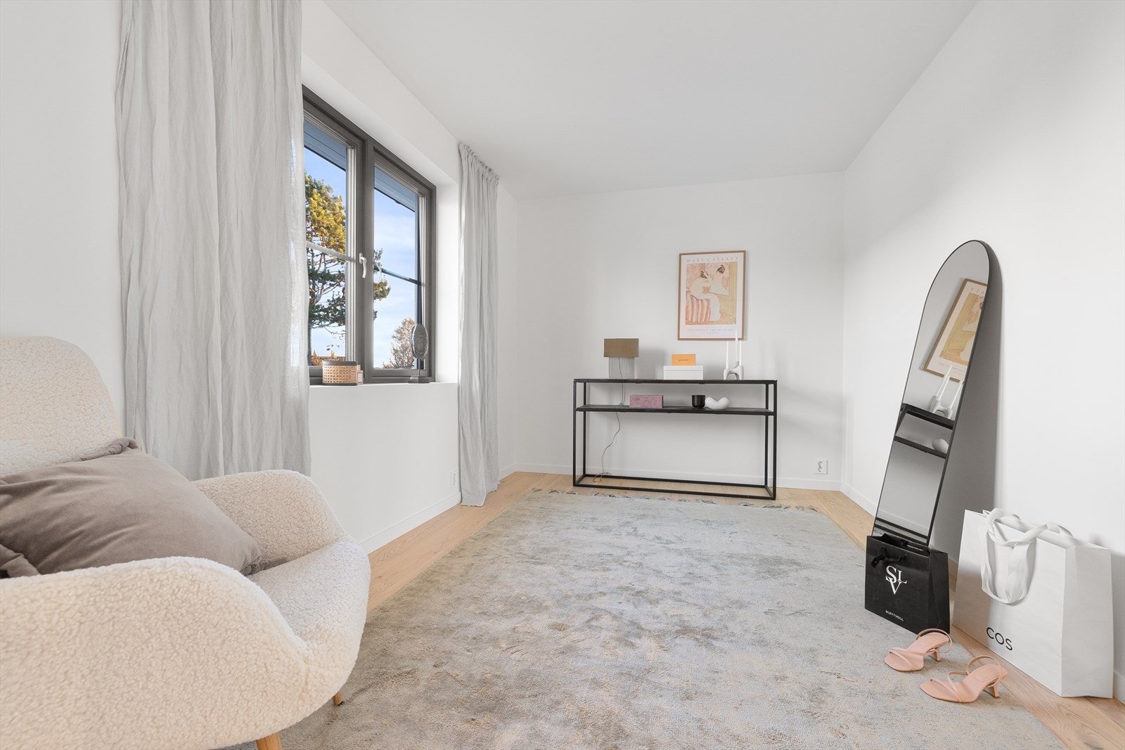 Egen walk-in-garderobe/omkledningsrom i tilknytning til hovedsoverom (rommet kan alt. benyttes som et soverom) Galleribilde