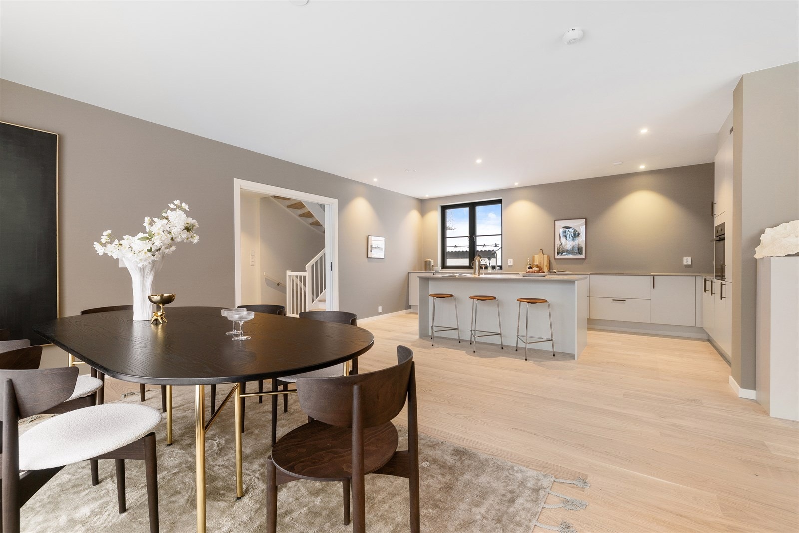 Innbydende og moderne kjøkken. Hyggelig og praktisk kjøkkenøy med sitteplasser Galleribilde