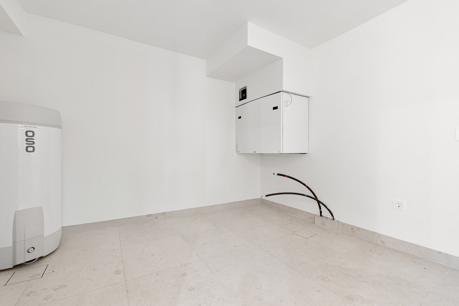 Stort vaskerom/teknisk rom med god plass til vaskemaskin, tørketrommel m.m. Galleribilde