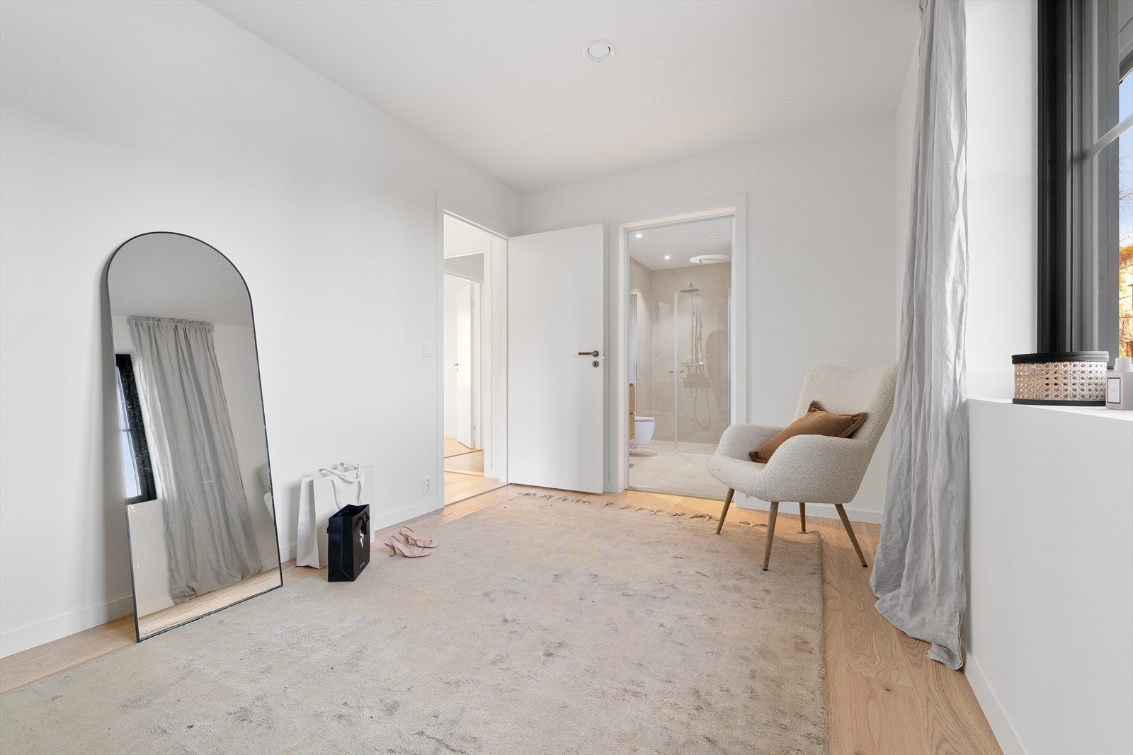 Direkte tilgang til eget bad fra omkledningsrom Galleribilde