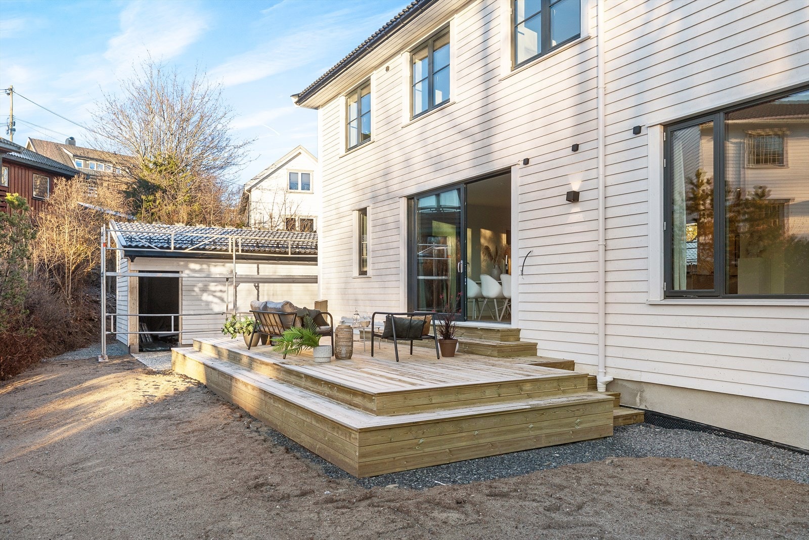 Skjermet og fin uteplass med tilgang via skyvedør fra spisestuen Galleribilde