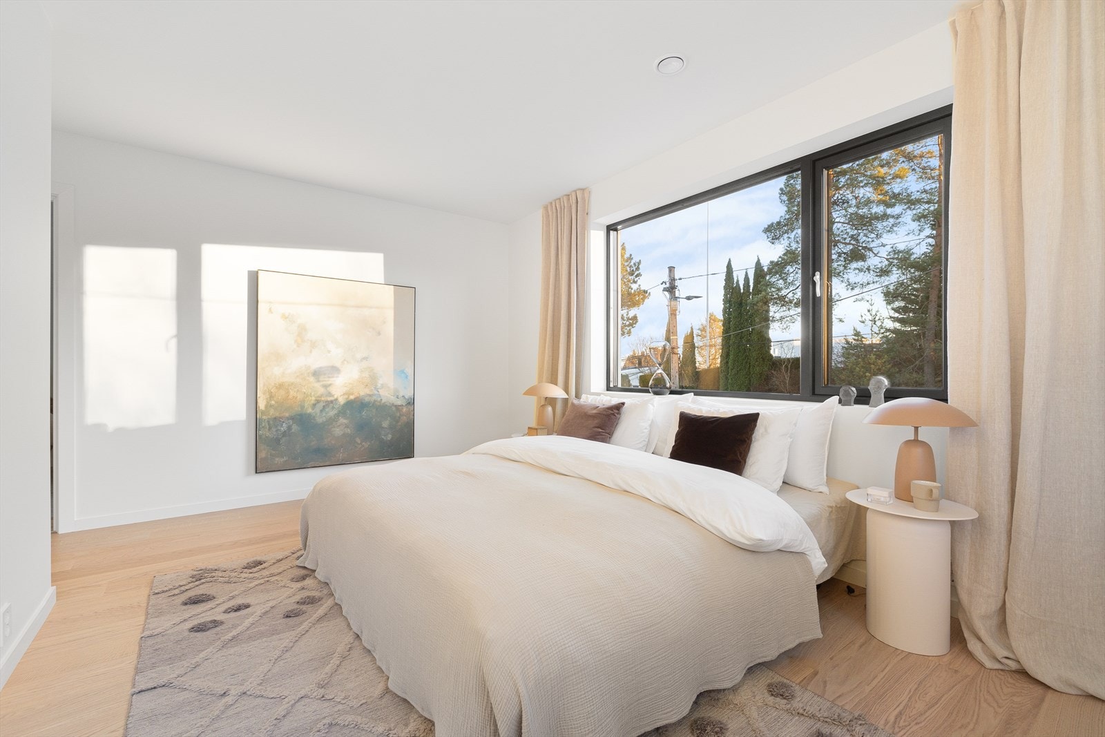 Her er det god plass til stor dobbeltseng, nattbord, kommode e.l. Galleribilde