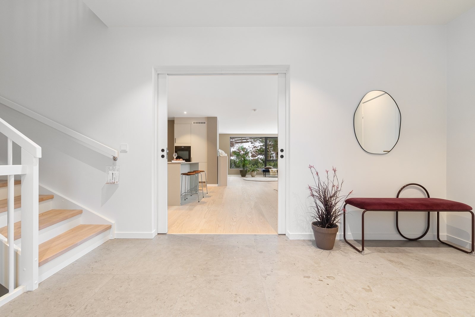 Flotte doble dører gjør det mulig å lukke igjen mellom hallen og oppholdsrommene Galleribilde