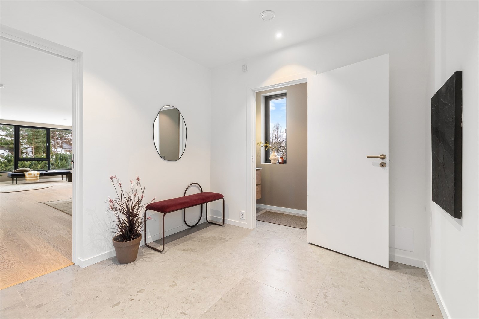 Lyse malte flater, og lekre fliser på gulv. Vannbåren gulvvarme Galleribilde