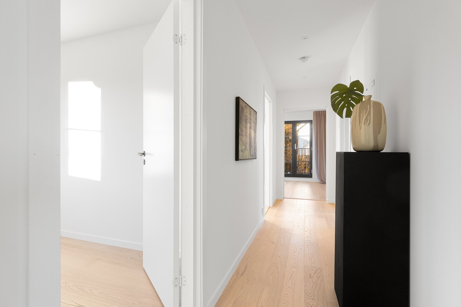 Det er tilgang til 3 romslige soverom fra gangen Galleribilde