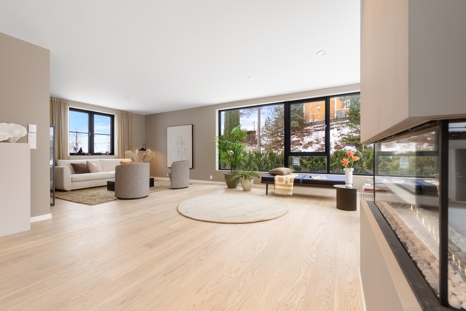 Stuen er meget lys og luftig, med god plass til flere sofa- eller sittegrupper Galleribilde