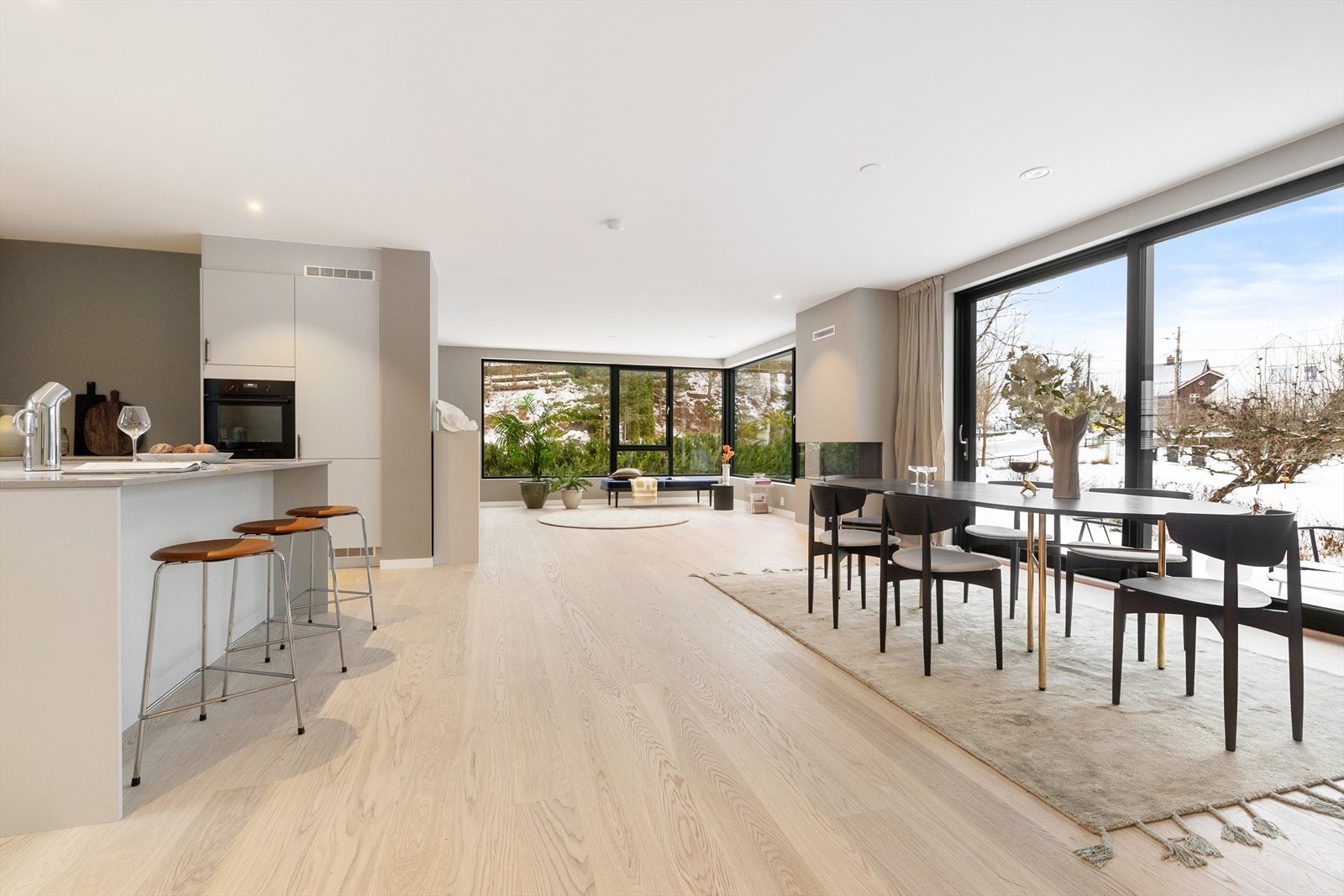 Boligen har en sosial og stor hovedetasje, med god plass til flere soner Galleribilde