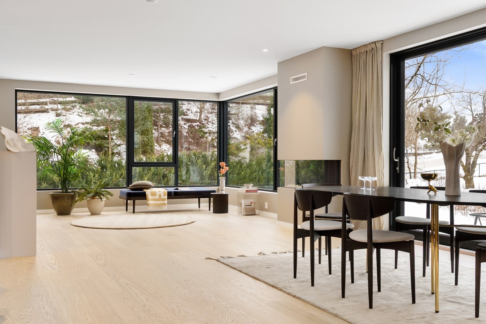 Store vindusflater gir rikelig med naturlig lys, samt fint utsyn mot den store hagen Galleribilde