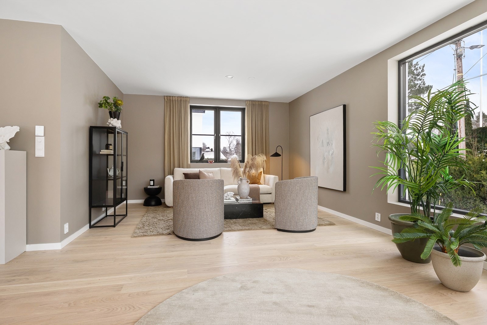 Lun og hyggelig stue med gode møbleringsmuligheter Galleribilde