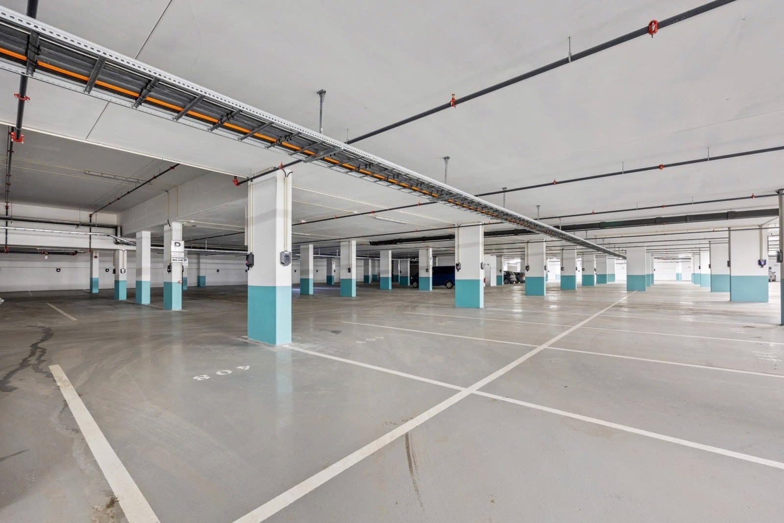 Strøm fra elbil-laderen betales etter målt forbruk der måler er installert, eller ved et beløp fastsatt av styret dersom det ikke er egen måler. Ingen av de plassene som selges har egen lader. Galleribilde