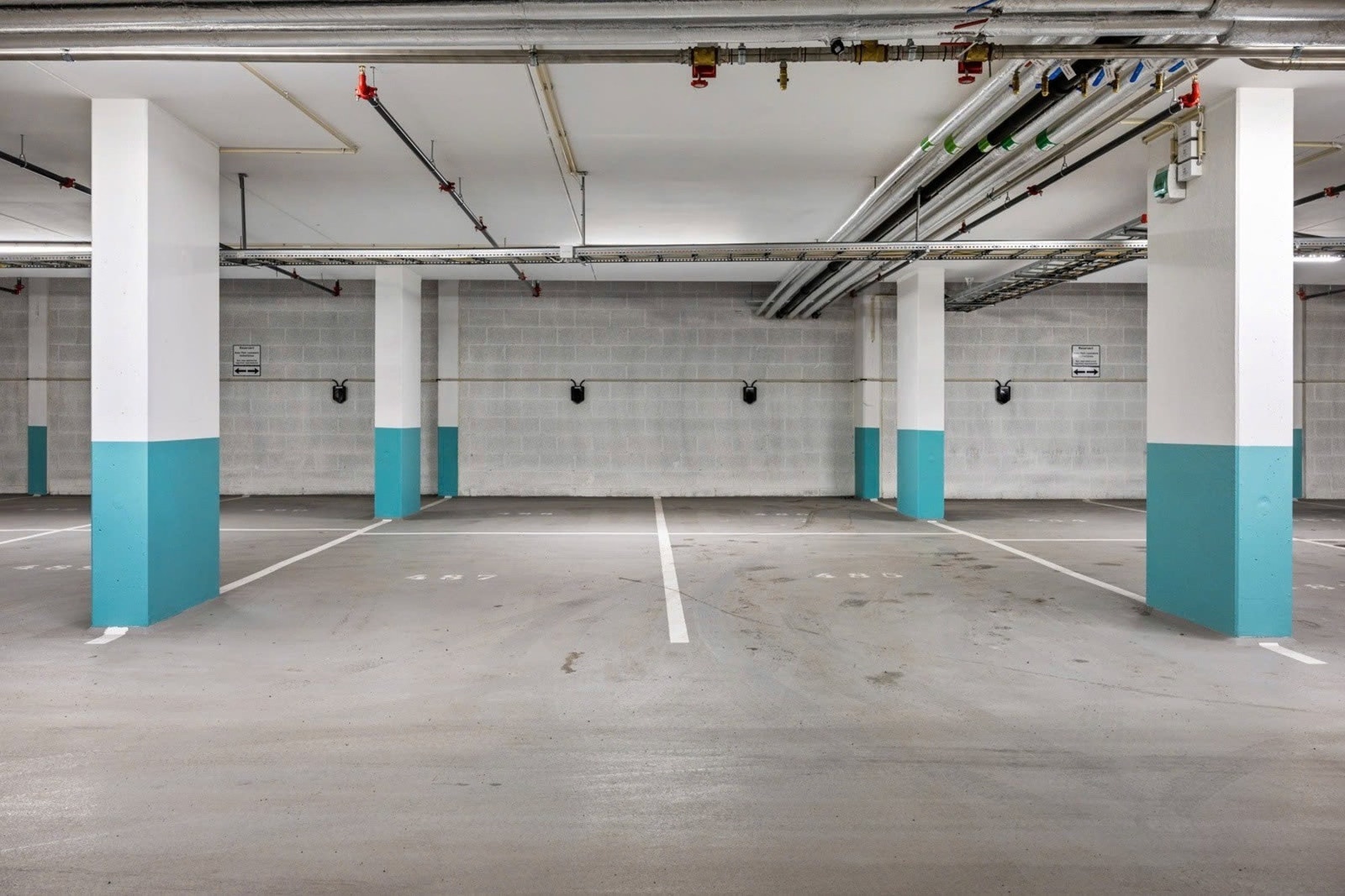 Garasjeanlegget tilhører et eget Lørenskog Hageby Parkerinssameie . Sameiet er et tingsrettsligsameie hvor hver sameier eier en ideell andel. Galleribilde