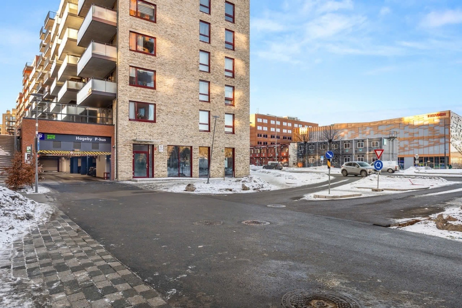 Innkjøring til garasjekjeller skjer fra Skårersletta, direkte inn i anleggets U2. Det er en automatisk port ved innkjøringen som hindrer at uvedkommende. Galleribilde