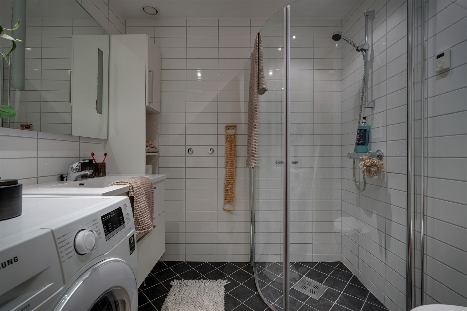 Baderommet er flislagt med vannbåren gulvvarme Galleribilde