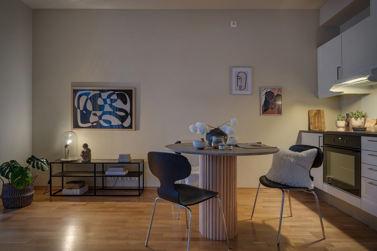 En åpen stue-/kjøkkenløsning på ca. 22 m² Galleribilde