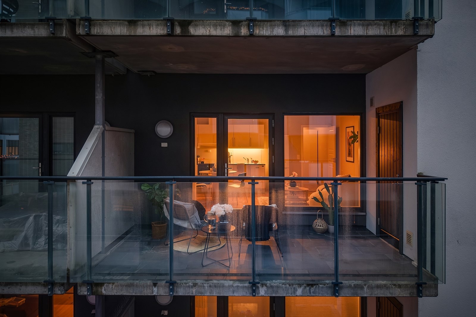 Her får du en perfekt kombinasjon av byliv og komfort. Med kort vei til servicetilbud, flotte turområder og et eksepsjonelt kollektivnett, er dette et sted du virkelig vil trives Galleribilde