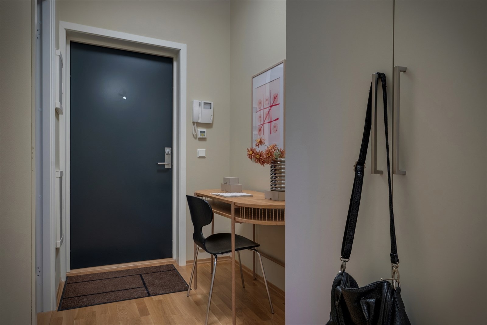 Man blir ønsket velkommen inn i en trappefri og praktisk entre med god plass til å henge fra seg yttertøy og plassere sko Galleribilde