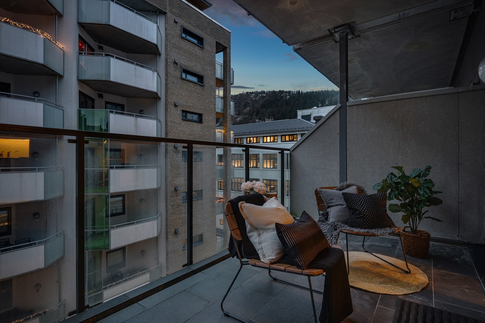 På balkongen har en plass til sittegruppe som kan brukes året rundt grunnet takoverbygget Galleribilde