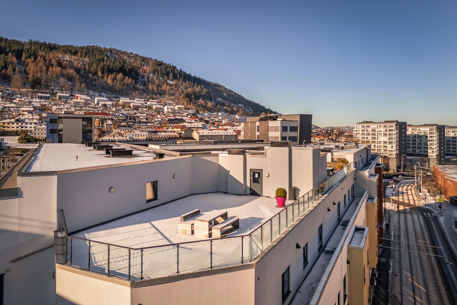 Ønsker du enda mer utsikt og luft, kan du ta turen opp til sameiets to store felles takterrasser Galleribilde